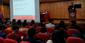 docente-unisinu-bogota-en-seminario