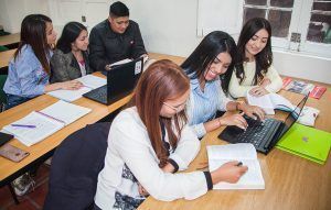 estudiantes-en-salon-de-clases