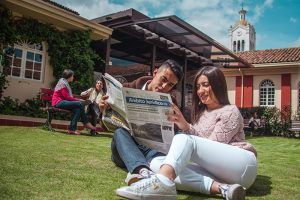 estudiantes-leyendo-en-el-patio